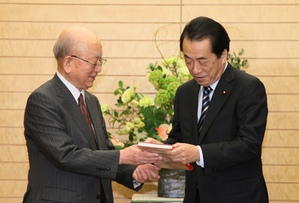 鈴木北海道大学名誉教授から研究業績集の贈呈を受ける菅総理