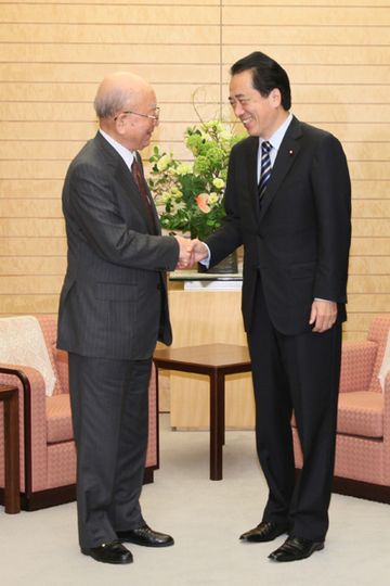 鈴木北海道大学名誉教授と握手する菅総理