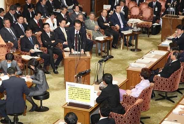 参議院決算委員会で答弁する菅総理1