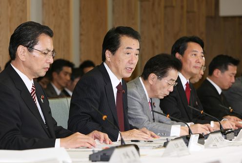 国内投資促進円卓会議であいさつをする菅総理１
