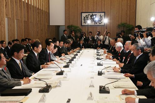 国内投資促進円卓会議であいさつをする菅総理2