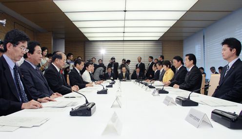 月例経済報告等に関する関係閣僚会議に出席する菅総理2