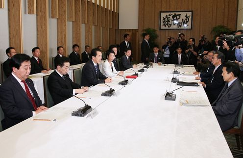 行政刷新会議であいさつをする菅総理2