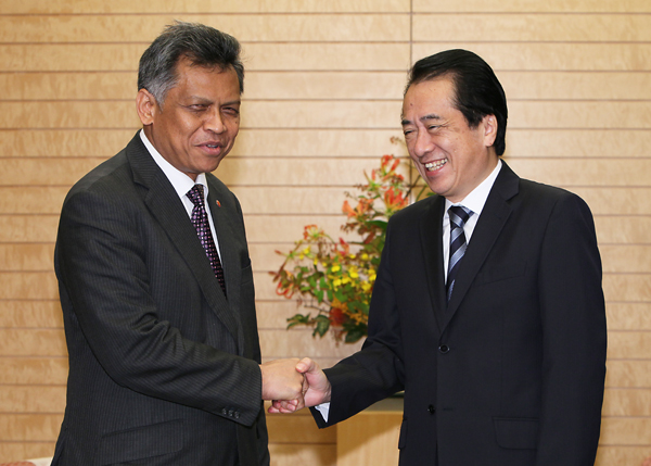 ＡＳＥＡＮのスリン事務総長と握手する菅総理