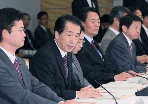 新成長戦略実現会議であいさつする菅総理1