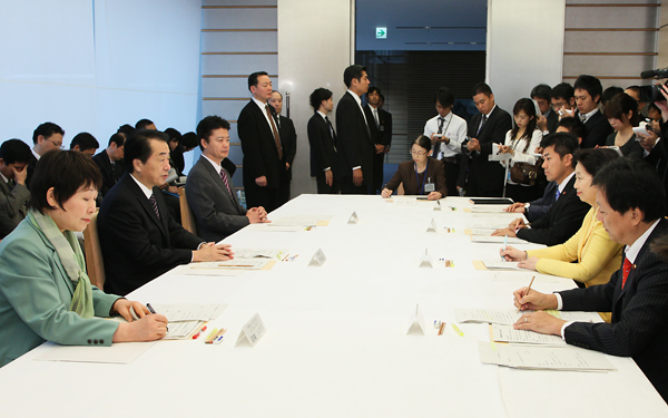 待機児童ゼロ特命チーム会合であいさつする菅総理1