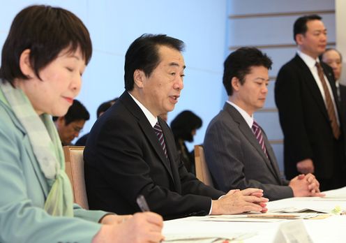 待機児童ゼロ特命チーム会合であいさつする菅総理2