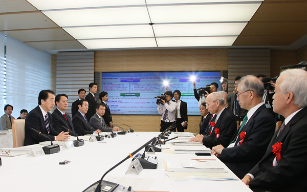 総合科学技術会議であいさつする菅総理2