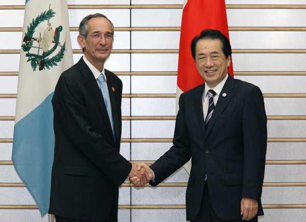 グアテマラ共和国のコロン大統領と握手する菅総理の写真
