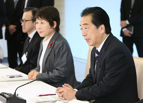 拉致問題対策本部会合であいさつする菅総理1