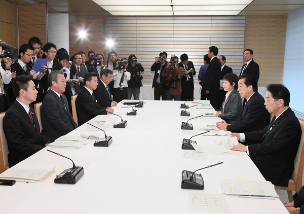 拉致問題対策本部会合であいさつする菅総理2