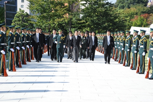 自衛隊殉職隊員追悼式に臨む菅総理