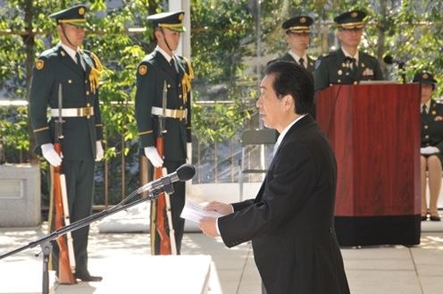 自衛隊殉職隊員追悼式で追悼の辞を述べる菅総理