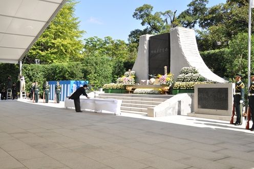 自衛隊殉職隊員追悼式で献花を行う菅総理