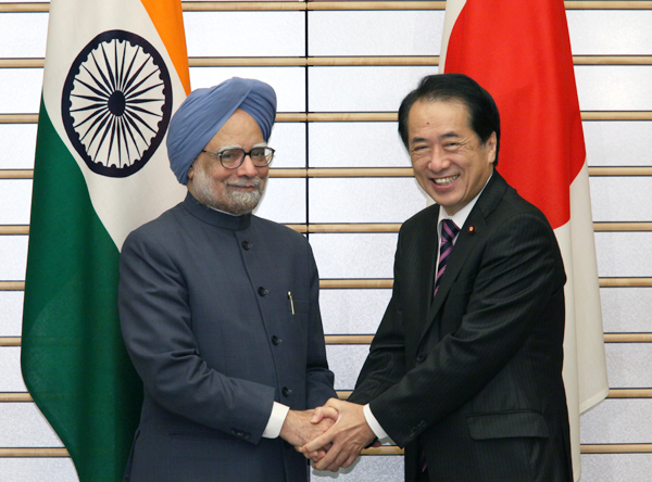 インドのシン首相と握手する菅総理