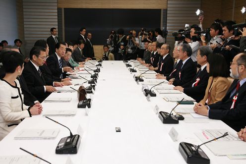 知的財産戦略本部であいさつする菅総理2