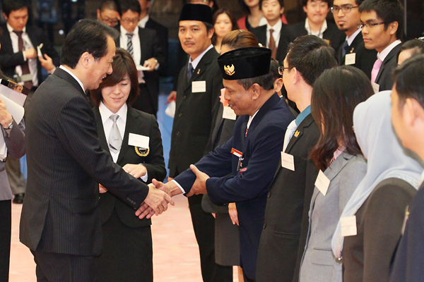 「東南アジア青年の船」参加青年代表と握手を交わし激励する菅総理