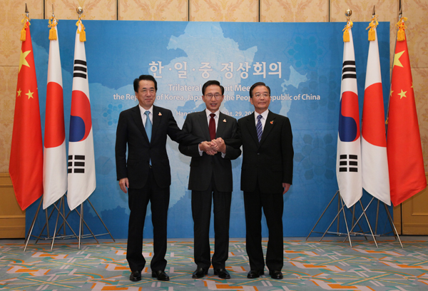 日中韓首脳会議に出席する菅総理