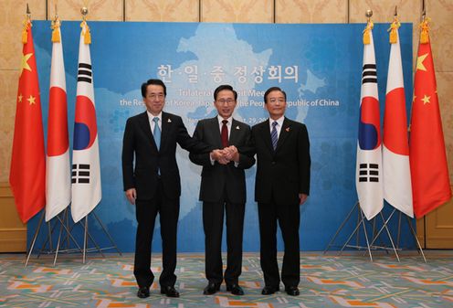 日中韓首脳会議に出席する菅総理