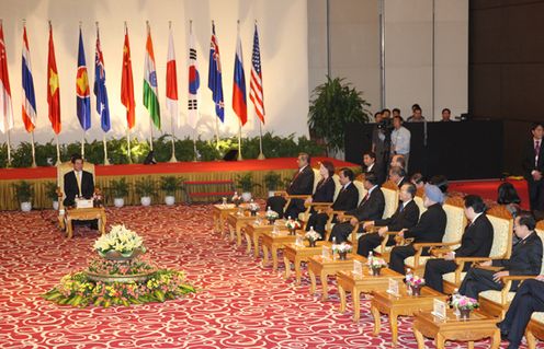 ベトナムのチエット国家主席との昼食会に臨む菅総理