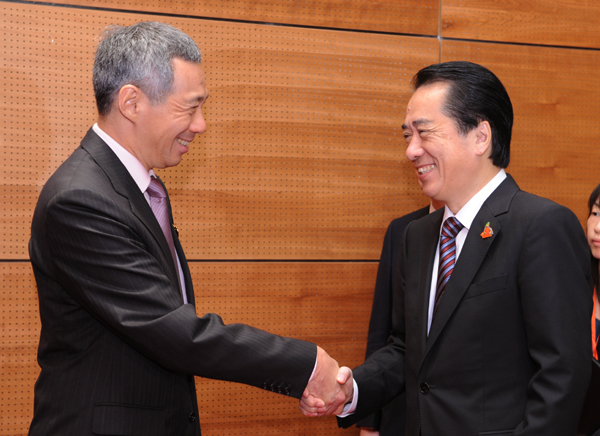 シンガポールのリー・シェンロン首相と握手する菅総理