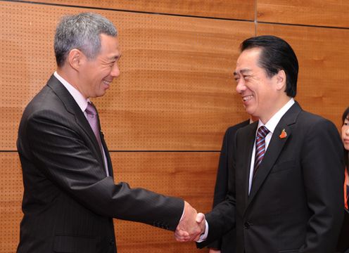 シンガポールのリー・シェンロン首相と握手する菅総理