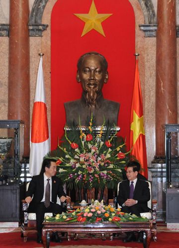 ベトナムのチエット国家主席と会談する菅総理
