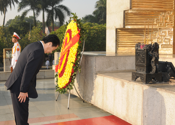 国家的英雄慰霊碑を参拝する菅総理