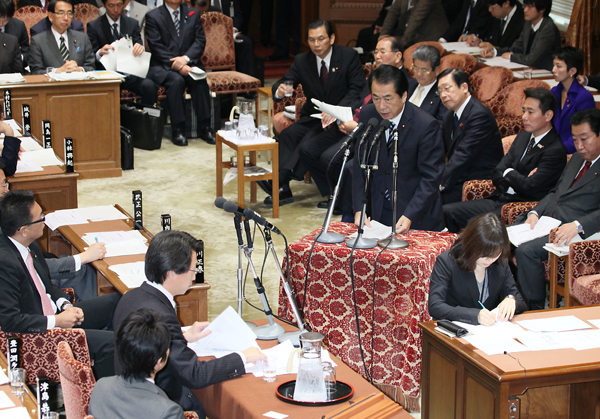 衆議院予算委員会で答弁する菅総理1
