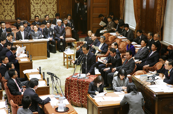衆議院予算委員会で答弁する菅総理２