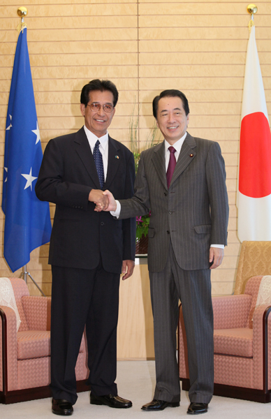 ミクロネシアのモリ大統領と握手する菅総理