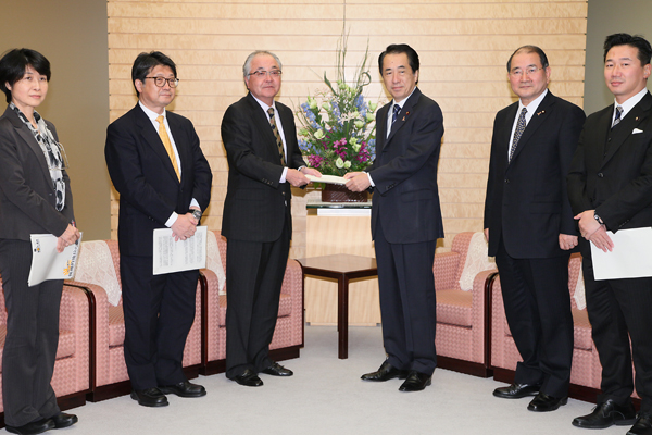 古賀会長から「G20に向けた要請書」を受け取る菅総理1