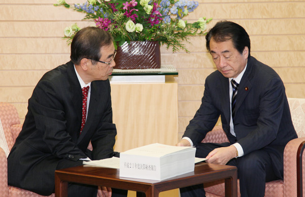 西村正紀院長から決算検査報告の説明を受ける菅総理