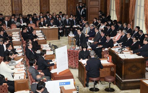 衆議院予算委員会で答弁する菅総理２