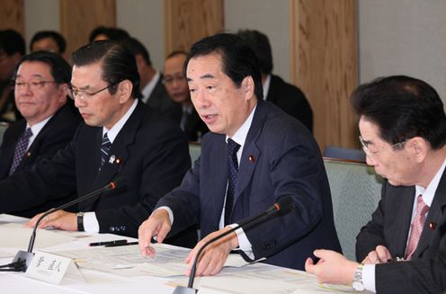 国内投資促進円卓会議であいさつをする菅総理2