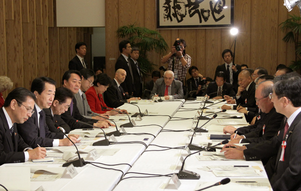 国内投資促進円卓会議であいさつをする菅総理１