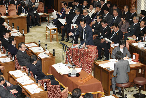 衆議院予算委員会で答弁する菅総理1