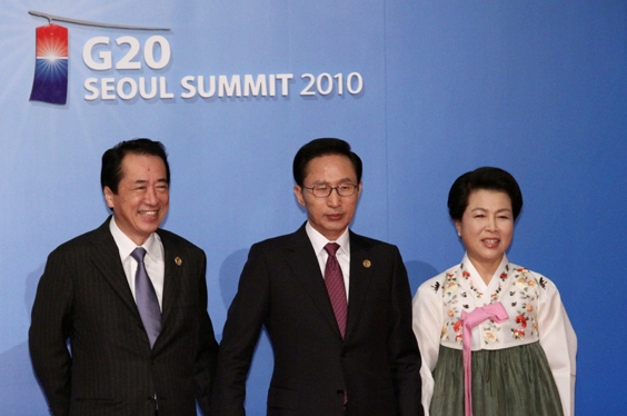 歓迎レセプションで李明博大統領ご夫妻の歓迎を受ける菅総理