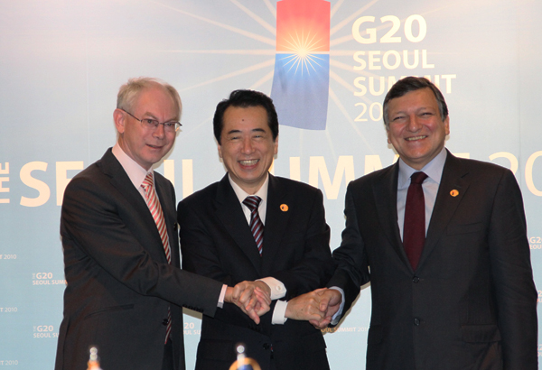 日ＥＵ首脳協議前にロンパイ欧州理事会議長とバローゾ欧州委員会委員長と握手する菅総理