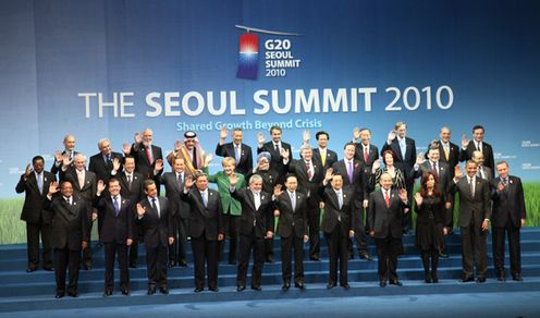 G20首脳写真撮影に臨む菅総理3