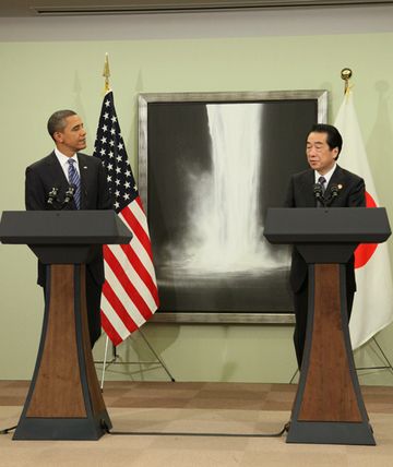 日米首脳会談後の共同発表に臨む菅総理