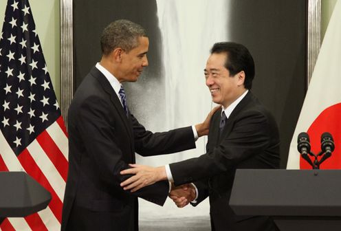 日米首脳会談後の共同発表でオバマ米大統領と握手する菅総理