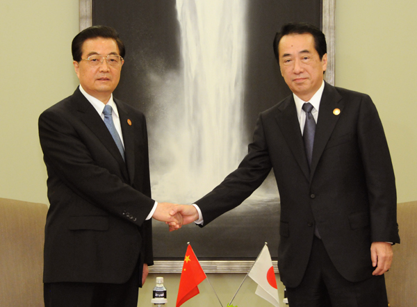 日中首脳会談で胡錦濤中国国家主席と握手する菅総理