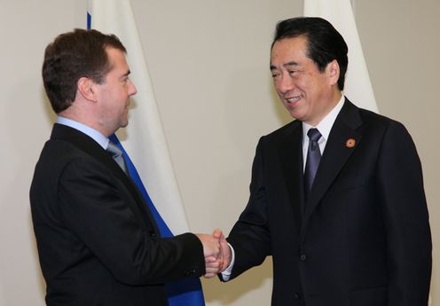 日露首脳会談でメドヴェージェフ露大統領と握手する菅総理