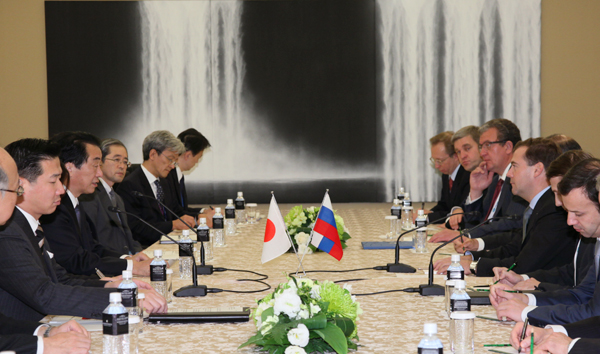 メドヴェージェフ露大統領らと会談する菅総理