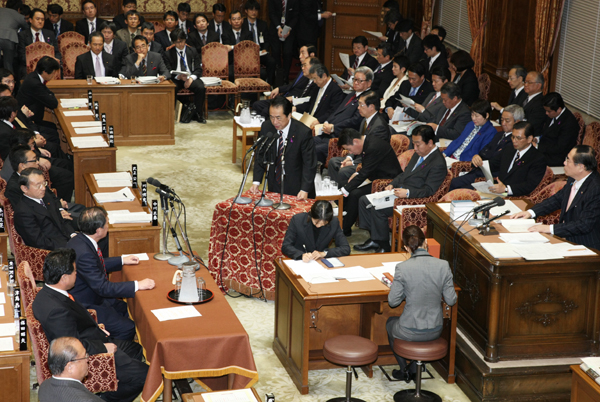 衆議院予算委員会で答弁する菅総理１