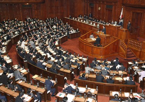 APEC首脳会議について報告する菅総理2