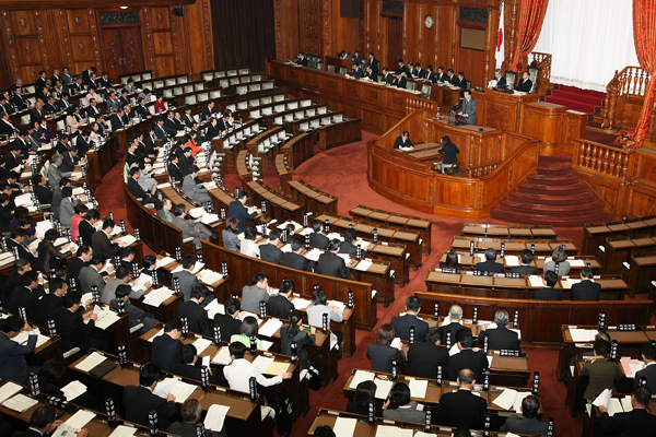 参議院本会議でAPEC首脳会議について報告する菅総理1