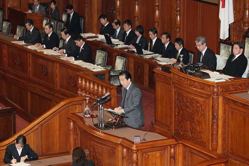 参議院本会議でＡＰＥＣ首脳会議について報告する菅総理２