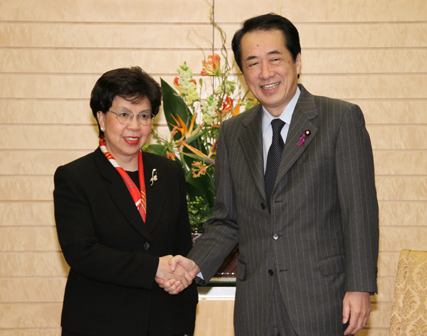 ＷＨＯのチャン事務局長と握手する菅総理